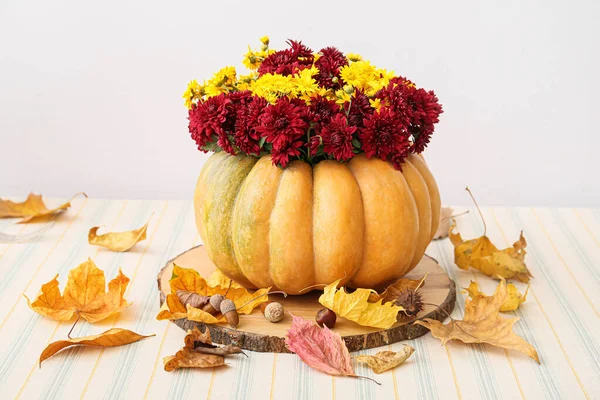 Schöner Strauß Herbstblumen Kürbis Auf Dem Tisch Neben Weißer Wand — Stockfoto