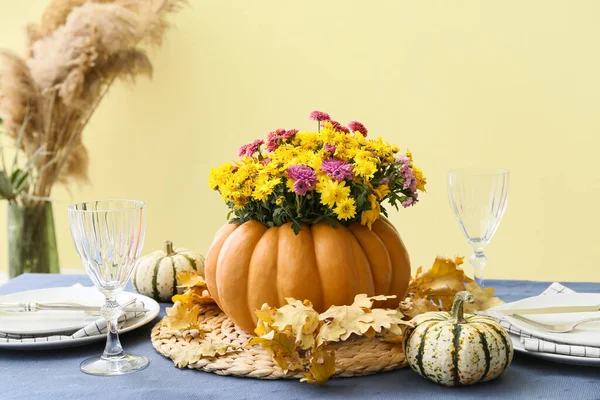 Beautiful Bouquet Autumn Flowers Pumpkin Served Table Beige Wall — Stock Photo, Image