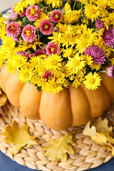 Beautiful Bouquet Autumn Flowers Pumpkin Table Closeup — Stock Photo, Image