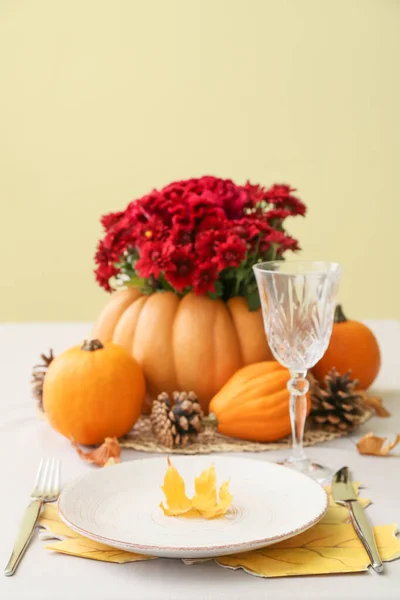Plate Autumn Leaf Served Table Beige Wall — Stock Photo, Image