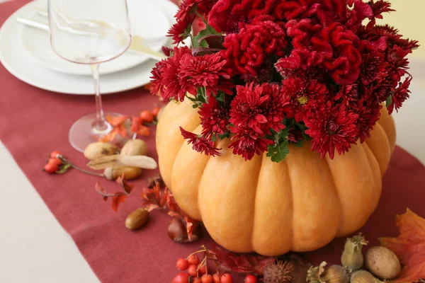 Schöner Strauß Herbstblumen Kürbis Auf Dem Tisch — Stockfoto