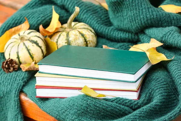 Knihy Dýněmi Teplých Kostkách Podzimním Parku — Stock fotografie