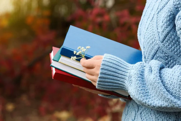 Жінка Тримає Книги Осінньому Парку — стокове фото
