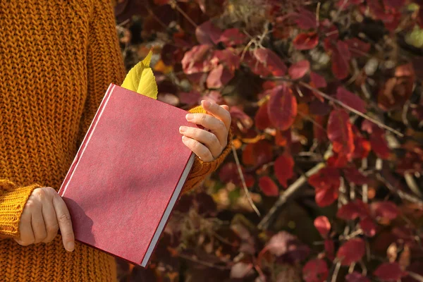 Mujer Sosteniendo Libro Parque Otoño — Foto de Stock