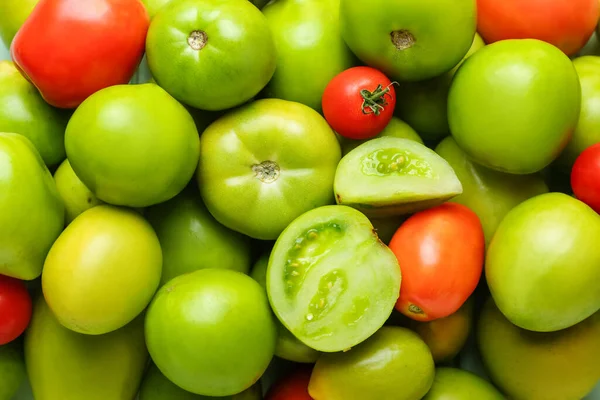 Gröna Och Mogna Tomater Som Bakgrund Närbild — Stockfoto