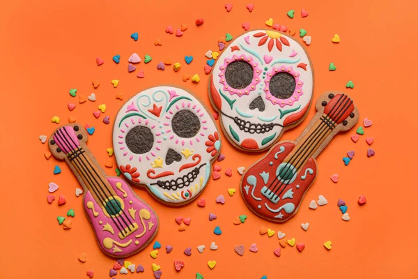 Cookies Forma Crânios Guitarras Topping Fundo Vermelho Dia Muertos — Fotografia de Stock