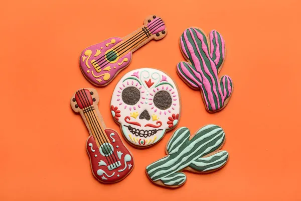 Cookies Forma Crânio Guitarras Cactos Sobre Fundo Vermelho Dia Muertos — Fotografia de Stock
