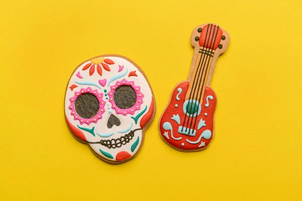 Cookies Forma Crânio Guitarra Sobre Fundo Amarelo Dia Muertos — Fotografia de Stock