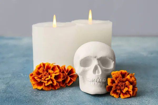 メキシコの死者の日のための人間の頭蓋骨 ダイア ムエルトス ろうそくと光の背景の花 — ストック写真