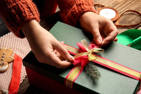 Woman Decorating Christmas Gift Box Table Closeup — Stock Photo, Image