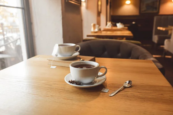 Fehér Csésze Forró Tea Táska Kanál Asztalon Kávézóban — Stock Fotó