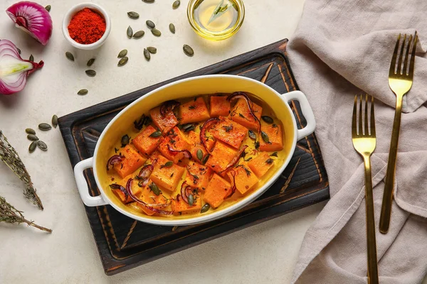 Plato Con Sabrosas Piezas Calabaza Horno Sobre Fondo Claro — Foto de Stock