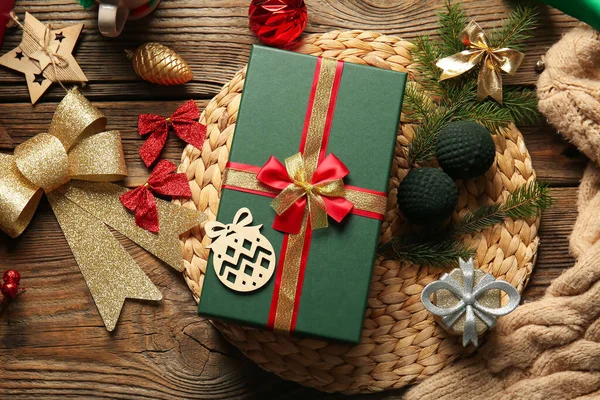 精美的圣诞作文 有礼品盒和木制背景球 — 图库照片