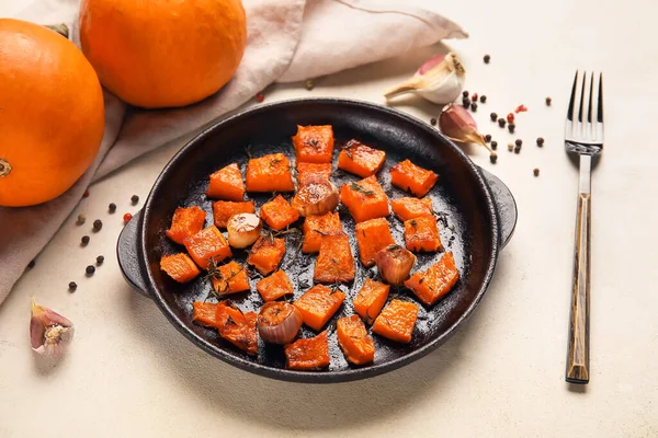 Frying Pan Tasty Roasted Pumpkin Pieces Light Background — Stock Photo, Image