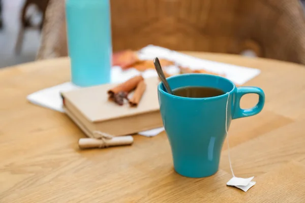 Blaue Tasse Mit Teebeutel Auf Tisch Café Freien — Stockfoto