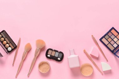 Dekoratif kozmetik ürünlerle renklendirilmiş profesyonel makyaj fırçaları