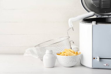 Kızarmış patatesli kase masada.