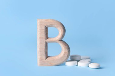 Renkli arka planda B vitamini hapları