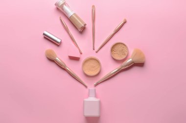 Dekoratif kozmetik ürünlerle renklendirilmiş profesyonel makyaj fırçaları
