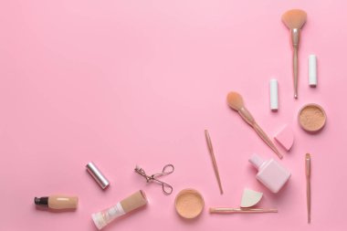 Dekoratif kozmetik ürünlerle renklendirilmiş profesyonel makyaj fırçaları