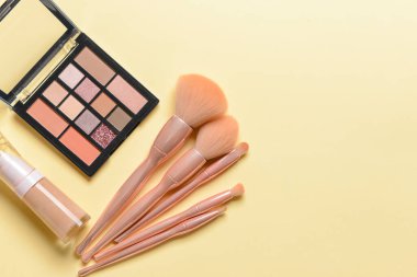 Dekoratif kozmetik ürünlerle renklendirilmiş profesyonel makyaj fırçaları