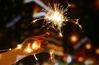 Gece şehrinde güzel bir maytap