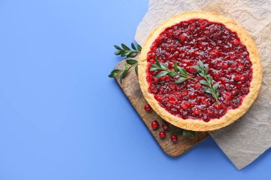 Mavi arka planda lezzetli yaban mersini turtası olan tahta