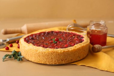 Lezzetli yaban mersinli turta ve reçel renkli ahşap masa