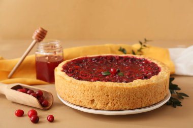 Lezzetli yaban mersinli turta ve renkli ahşap masada reçel.