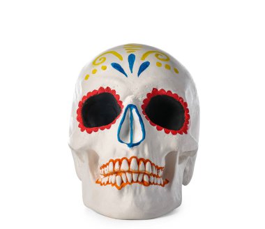 Beyaz arka planda Meksika Ölüler Günü (El Dia de Muertos) için boyanmış kafatası