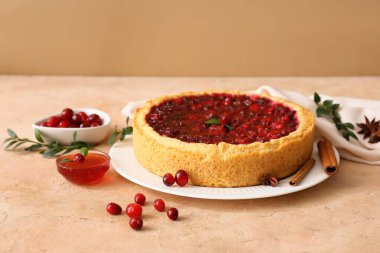 Lezzetli yaban mersinli turta, baharat ve reçelli masa.