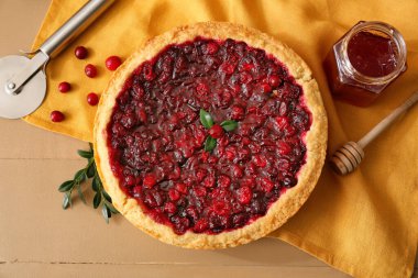 Lezzetli yaban mersinli turta ve reçel renkli ahşap arka planda