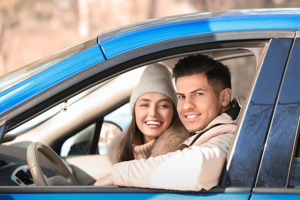 Happy Couple Sitting Car Winter Day — Stock Photo, Image
