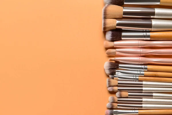 Zestaw Profesjonalnych Pędzli Makijażu Tle Koloru — Zdjęcie stockowe