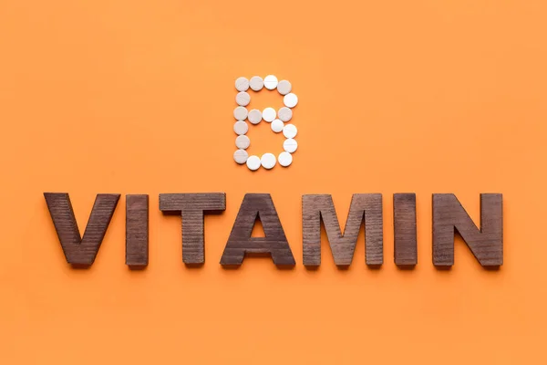 Kelime Vitamin Harfi Renk Arkaplanındaki Haplardan Yapılmıştır — Stok fotoğraf