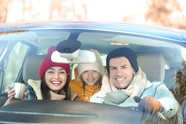 Happy Family Sitting Car Winter Day — Stock Photo, Image
