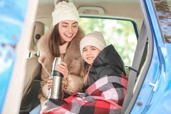 Gelukkige Moeder Dochter Zitten Auto Winterdag — Stockfoto