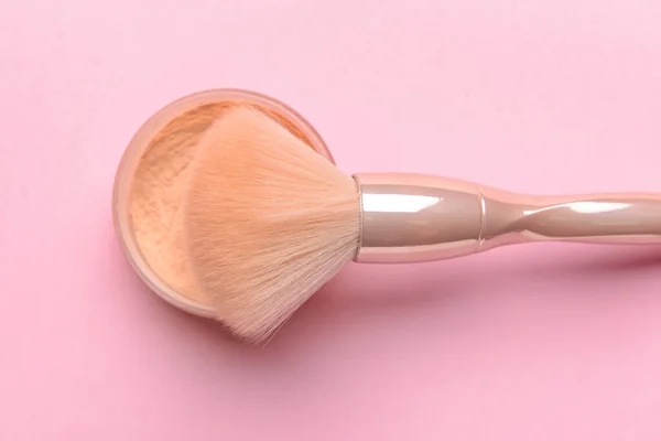 Brosse Maquillage Professionnelle Avec Poudre Visage Sur Fond Couleur — Photo