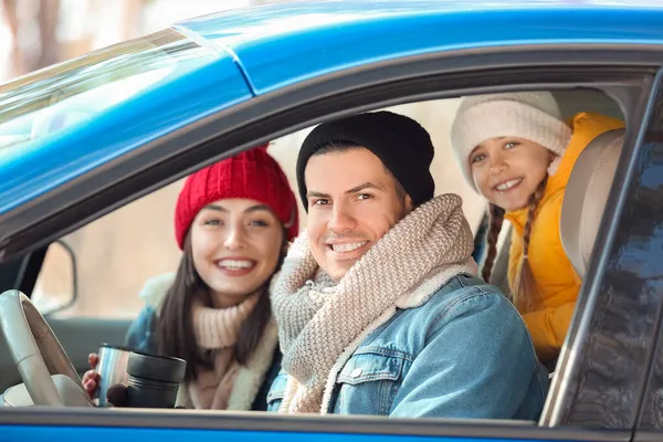 冬の日に車で座っている幸せな家族 — ストック写真