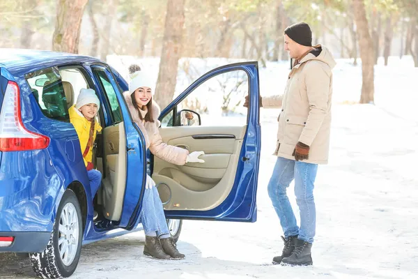 冬の日に森の中で車で幸せな家族 — ストック写真