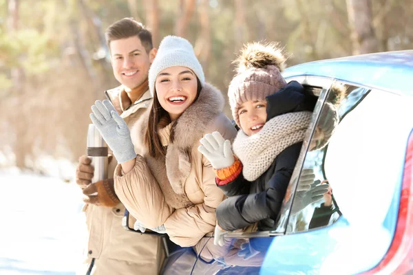 Ευτυχισμένη Οικογένεια Αυτοκίνητο Στο Δάσος Την Ημέρα Του Χειμώνα — Φωτογραφία Αρχείου