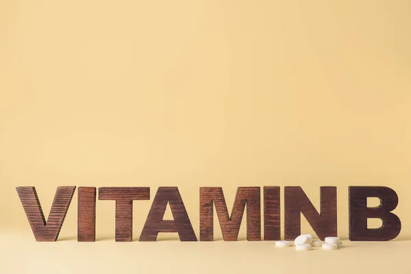 Text Vitamin Pills Color Background — Stock Photo, Image