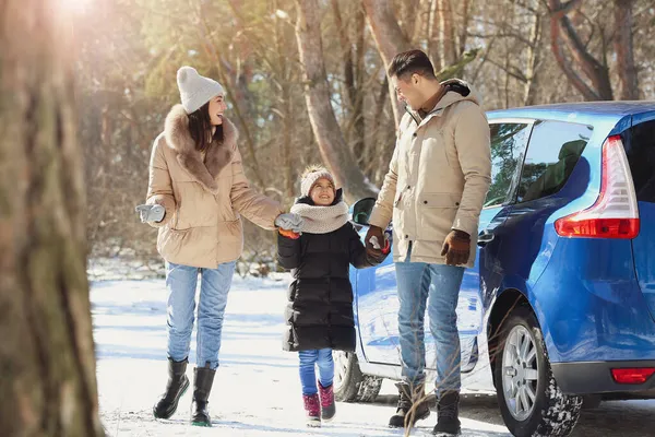 Gelukkige Familie Wandelen Het Bos Winterdag — Stockfoto