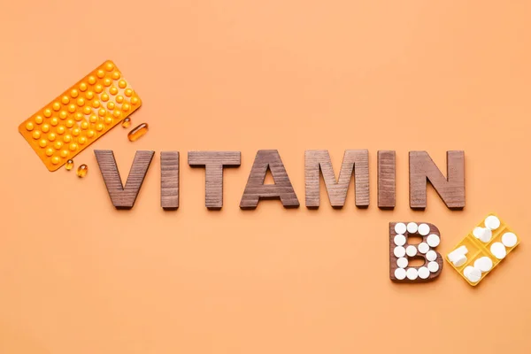 Texto Vitamina Con Pastillas Sobre Fondo Color —  Fotos de Stock