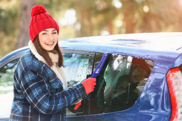 Woman Removing Frost His Car Outdoors — Stock Photo, Image