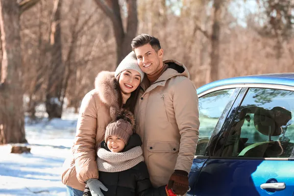 Happy Family Car Forest Winter Day — Stock Photo, Image