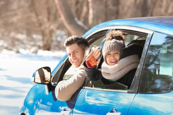 Happy Father Daughter Sitting Car Winter Day — Stock Photo, Image