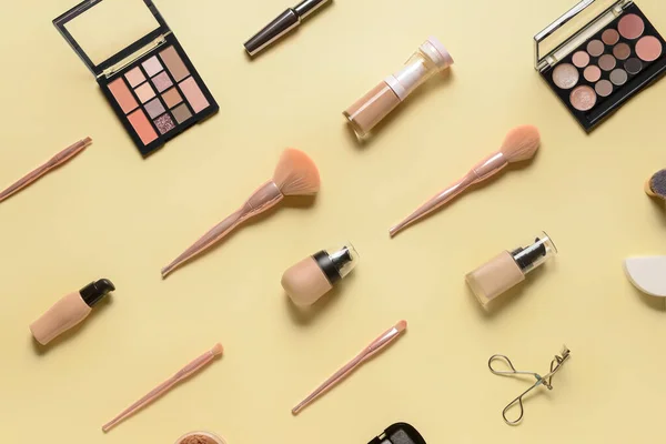 Set Pinceaux Maquillage Professionnels Avec Des Cosmétiques Décoratifs Sur Fond — Photo