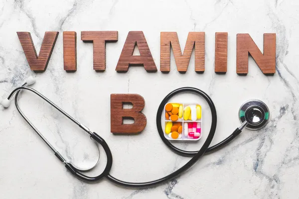 Text Vitamin Med Stetoskop Och Piller Vit Bakgrund — Stockfoto