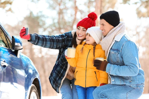 Gelukkige Familie Neemt Selfie Winterdag — Stockfoto